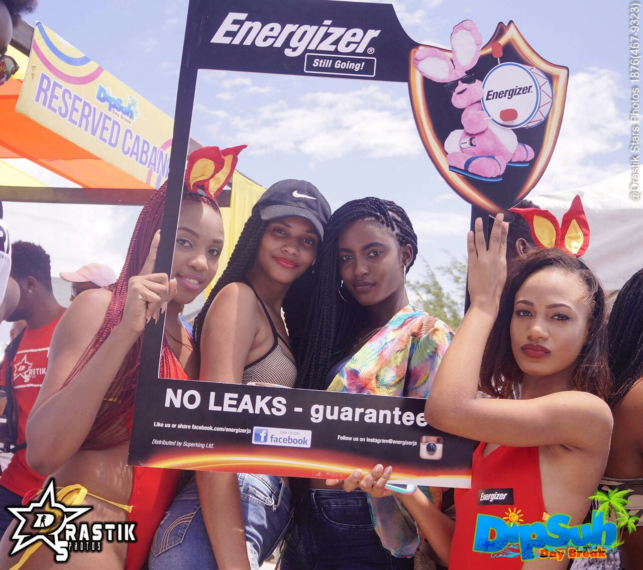 Energizer girls holding frame while girls with braids pose